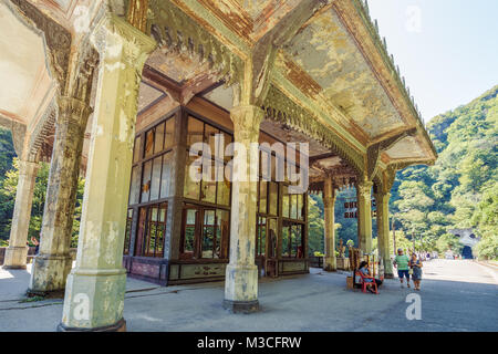 Neue ATHOS, Abchasien, Georgien, vom 19. SEPTEMBER 2017: Blick auf den Bahnhof Psirtskha auf sonnigen Sommertag Stockfoto