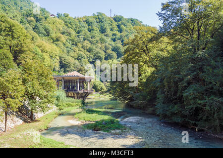 Neue ATHOS, Abchasien, Georgien, vom 19. SEPTEMBER 2017: Blick auf die Berge und den Fluss Psirtskha Bahnhof an einem heißen Sommertag Stockfoto