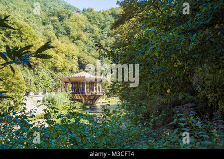 Neue ATHOS, Abchasien, Georgien, vom 19. SEPTEMBER 2017: Die Psirtskha Bahnhof der alten Bahn in Abchasien. Ansicht vom gegenüberliegenden Ufer des Flusses Stockfoto