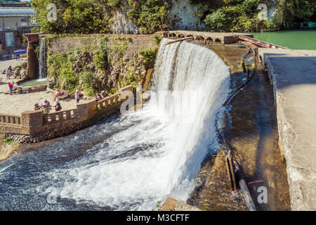 Neue ATHOS, Abchasien, Georgien, vom 19. SEPTEMBER 2017: Neue Athos Wasserfall. Ansicht von oben Stockfoto