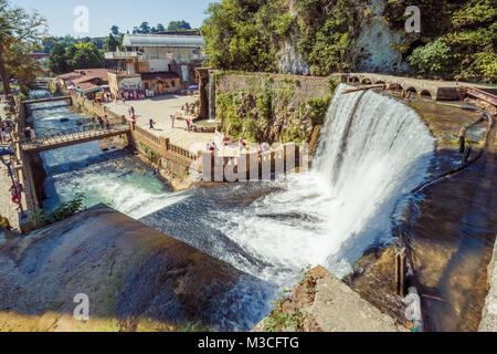 Neue ATHOS, Abchasien, Georgien, vom 19. September 2017: Die neue Athos Wasserfall auf der sonnigen Sommertag. Tolle Aussicht von oben Stockfoto