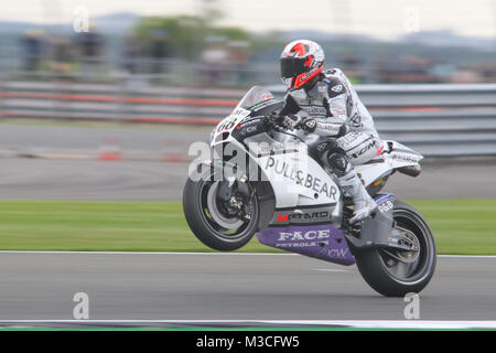 Yonny Hernandez zieht ein Wheelie ist der Gast während der freien Praxis für Octo Britischen Grand Prix 2016 zu unterhalten Stockfoto