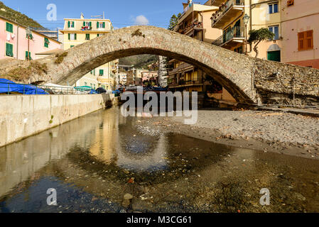 Antike römische Steinbrücke am kleinen Bach in der Nähe von rhe Meer, Schuß an einem sonnigen Wintertag bei Bogliasco, Genua, Italien Stockfoto