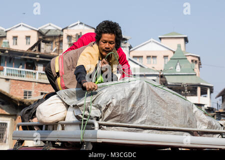 DARJEELING, Indien, 6. März 2017: die Kopplung von Gepäck auf dem Dach eines Autos in Darjeeling Busbahnhof Stockfoto