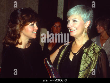 LOS ANGELES, Ca - 19. NOVEMBER: (L-R) Schauspieler Sally Field und Joanne Woodward Scott Newman Foundation besuchen Veranstaltung im Century Plaza Hotel am 19. November. 1982 in Los Angeles, Kalifornien. Foto von Barry King/Alamy Stock Foto Stockfoto