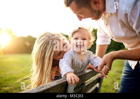 Glückliche Familie in einem Park im Sommer Herbst. Stockfoto