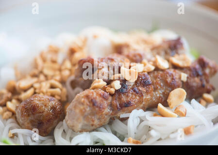 Vietnamesische Wurst aus Schweinefleisch mit Erdnüssen auf Nudeln Stockfoto