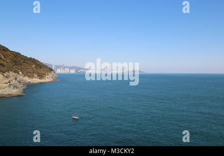 Blick auf Igidae park Küste und Haeundae Bezirk von oryukdo Skywalk in sonniger Tag, Busan, Südkorea Stockfoto