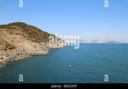 Blick auf Igidae park Küste und Haeundae Bezirk von oryukdo Skywalk in sonniger Tag, Busan, Südkorea Stockfoto