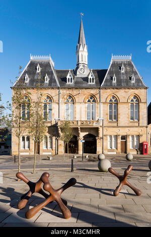 P's in einem Pod-Skulptur von Louise Anlage außerhalb Bishop Auckland Town Hall, Co Durham, England, Großbritannien Stockfoto
