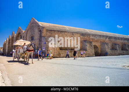 Der alte Hafen von Chania mit Pferdekutschen und Moschee, Kreta, Griechenland. Stockfoto