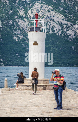 Kleinen Leuchtturm auf einer Unserer Lieben Frau von den Felsen der Insel, eine der zwei kleinen Inseln vor der Küste von Perast Stadt in der Bucht von Kotor, Montenegro Stockfoto