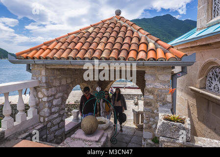 Unsere Liebe Frau von den Felsen der Insel, eine der zwei kleinen Inseln vor der Küste von Perast Stadt in der Bucht von Kotor, Montenegro Stockfoto