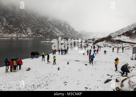 SIKKIM, Indien, 9. März 2017: Touristen an der Tsomgo (Changu) See in Sikkim. Es ist eine heilige Natur Gletschersee am Gipfel des Berges in Gangtok Osten Si Stockfoto