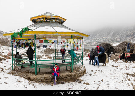 SIKKIM, Indien, 9. März 2017: Touristen an der Tsomgo (Changu) See in Sikkim. Es ist eine heilige Natur Gletschersee am Gipfel des Berges in Gangtok Osten Si Stockfoto