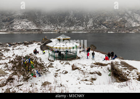 SIKKIM, Indien, 9. März 2017: Touristen an der Tsomgo (Changu) See in Sikkim. Es ist eine heilige Natur Gletschersee am Gipfel des Berges in Gangtok Osten Si Stockfoto