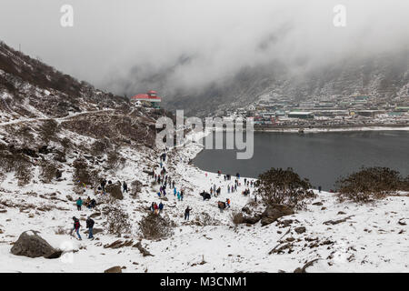 SIKKIM, Indien, 9. März 2017: Touristen an der Tsomgo (Changu) See in Sikkim. Es ist eine heilige Natur Gletschersee am Gipfel des Berges in Gangtok Osten Si Stockfoto