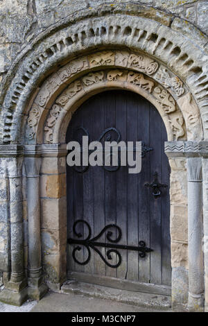 Norman Schnitzereien im Türrahmen, All Saints Church, Bradbourne, Derbyshire, England Stockfoto