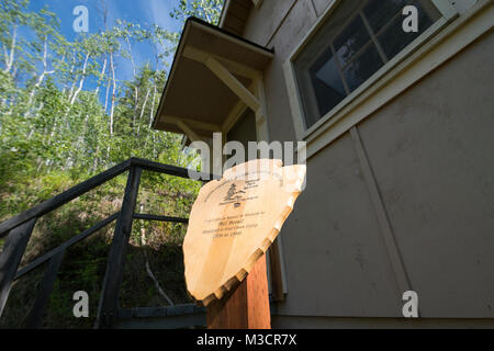 Holz- Pfeilspitze Gedenktafel am öffentlichen Kabine an Coal Creek Camp innerhalb von Yukon-Charley Rivers National Preserve. Kabinen am Coal Creek Camp sind nach echten Bergleute und Bagger Mitarbeitende, die sich für Gold in den Bergbau Ära gesucht benannt. Stockfoto