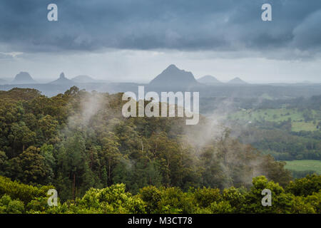 Blick auf den Glass House Mountains in einer nebligen Tag, Sunshine Coast, Queensland, Australien Stockfoto