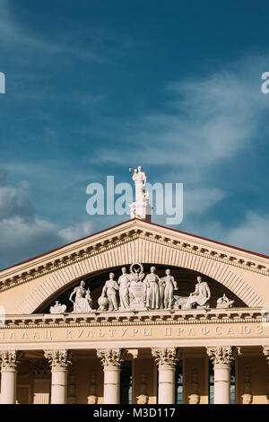 Minsk, Weißrussland. In der Nähe der Statue mit Titel ist Herrlichkeit zu Arbeit am Giebel der Kultur Haus der Gewerkschaften in Belarus auf Hintergrund blauer Himmel. Stockfoto