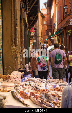 BOLOGNA, Italien - 27. AUGUST 2016: Touristen und Einheimische einkaufen gehen in den mittelalterlichen Markt. Die Berufung dieser Bereich als Quadrilatero, Bedeutung bekannt Stockfoto