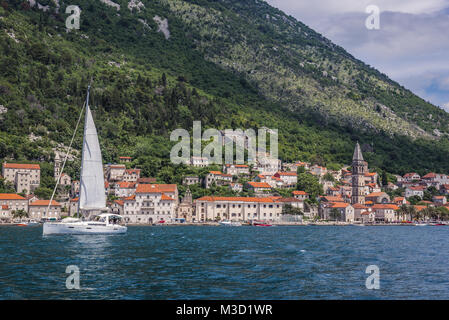 Luftbild vom Meer auf Perast historische Stadt in der Bucht von Kotor an der Adria in Montenegro Stockfoto