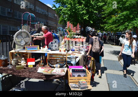 Die Wöchentliche Sommer Flohmarkt außerhalb PS 321 Park Slope Brooklyn, New York, USA Stockfoto