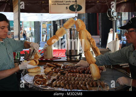 Männer Vorbereitung Hotdogs im deutschen Stil in Park Slope Brooklyn, New York, USA Stockfoto