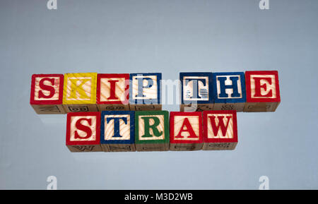 Die Phrase überspringen das Stroh visuell auf hellem Hintergrund mit bunten Holzspielzeug Bausteine, Bild im Querformat mit Kopie Raum angezeigt. Stockfoto