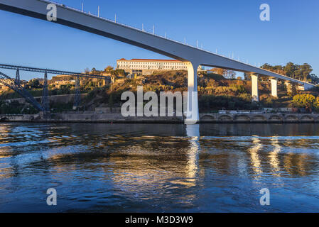 Eisenbahnbrücke von Saint John über den Fluss Douro zwischen Porto und Vila Nova de Gaia Stadt in Portugal. Ansicht mit alten Maria Pia Brücke auf Hintergrund Stockfoto