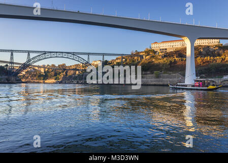 Eisenbahnbrücke von Saint John über den Fluss Douro zwischen Porto und Vila Nova de Gaia Stadt in Portugal. Ansicht mit alten Maria Pia Brücke auf Hintergrund Stockfoto