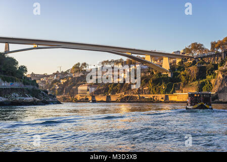 Infante D.Henrique Brücke über den Fluss Douro zwischen Porto und Vila Nova de Gaia Stadt in Portugal Stockfoto