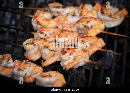 Große Garnelen am Spieß sind Braten vom Grill Stockfoto