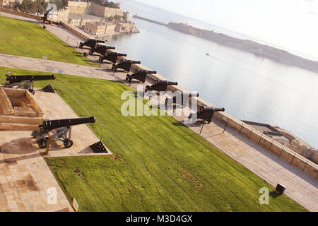 Schöne Aussicht von den oberen Barrakka Gärten von Salutierte Batterie und Grand Harbour von Valletta, Malta Stockfoto