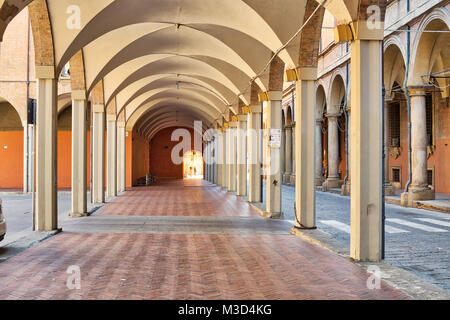 BOLOGNA, Italien - 27. AUGUST 2016: am Samstag Morgen, wenig Touristen und Einheimischen Spaziergang unter den Ort Porches Stockfoto