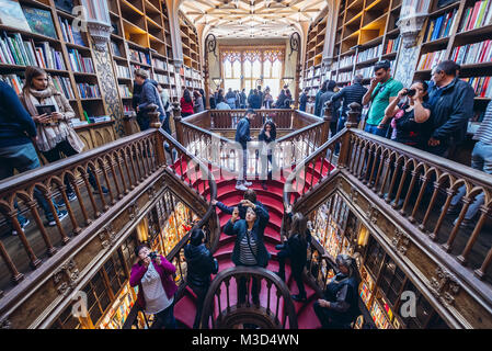 Innenraum von einem der berühmtesten Buchhandlungen in der Welt - Livraria Lello in Porto in Portugal Stockfoto