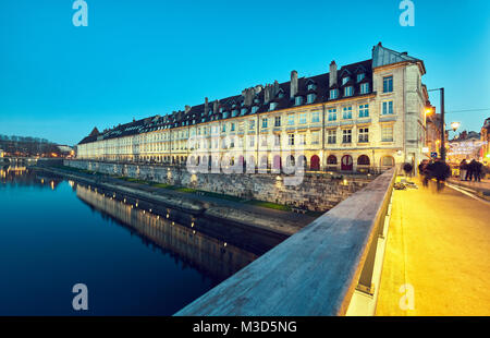 Quai Bauvan vom Pont Battant gesehen. Besançon. Doubs. Bourgogne-Franche-Comte. Frankreich. Stockfoto