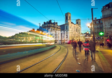 Pont Battant über Fluss Doubs und 'Saint Madeleine Kirche. Besançon. Doubs. Bourgogne-Franche-Comte. Frankreich. Stockfoto