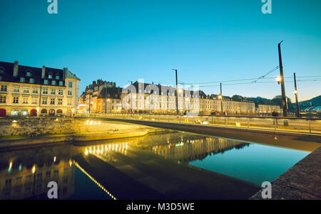 Quai Vauban und Pont Battant Brücke in den Fluss Doubs wider an der Pont Battant. Besançon. Doubs. Bourgogne-Franche-Comte. Frankreich. Stockfoto