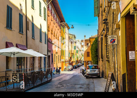 BOLOGNA, Italien - 27. AUGUST 2016: am Samstag Morgen, wenig Touristen und Einheimische in den Straßen der historischen Zentrum entfernt Stockfoto