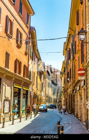 BOLOGNA, Italien - 27. AUGUST 2016: am Samstag Morgen, wenig Touristen und Einheimische in den Straßen der historischen Zentrum entfernt Stockfoto