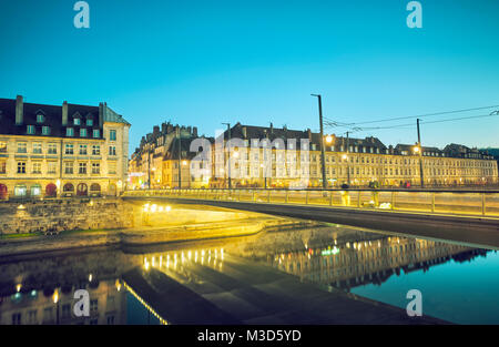 Quai Vauban und Pont Battant Brücke in den Fluss Doubs wider an der Pont Battant. Besançon. Doubs. Bourgogne-Franche-Comte. Frankreich. Stockfoto