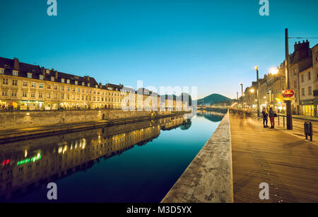 Quai Bauvan vom Pont Battant gesehen. Besançon. Doubs. Bourgogne-Franche-Comte. Frankreich. Stockfoto