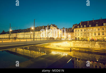 Quai Vauban und Pont Battant Brücke in den Fluss Doubs wider an der Pont Battant. Besançon. Doubs. Bourgogne-Franche-Comte. Frankreich. Stockfoto