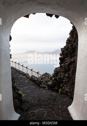 Mirador del Río, Haria, Lanzarote/Spanien, 24. Januar 2018: Blick von der Tür des Mirador del Río in Richtung der Insel La Graciosa Stockfoto