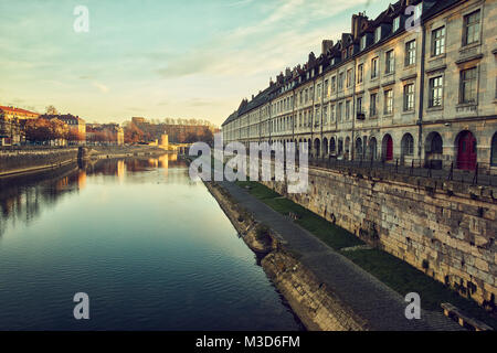 Quai Bauvan vom Pont Battant gesehen. Besançon. Doubs. Bourgogne-Franche-Comte. Frankreich. Stockfoto