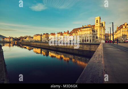 Pont Battant über Fluss Doubs und 'Saint Madeleine Kirche. Besançon. Doubs. Bourgogne-Franche-Comte. Frankreich. Stockfoto