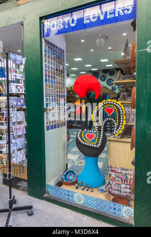 Geschenk Shop mit Hahn von Barcelos auf das Fenster in Porto, die zweitgrößte Stadt in Portugal auf der Iberischen Halbinsel Stockfoto