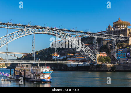 Dom Luiz I Brücke in Porto, die zweitgrößte Stadt in Portugal auf der Iberischen Halbinsel. Ansicht mit Serra do Pilar Kloster in Gaia Stadt Stockfoto